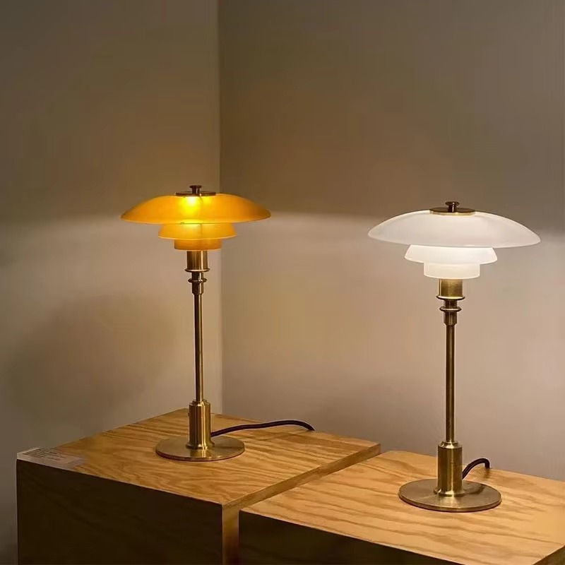 Tischlampe Glas Retro Design mit Messingfuß