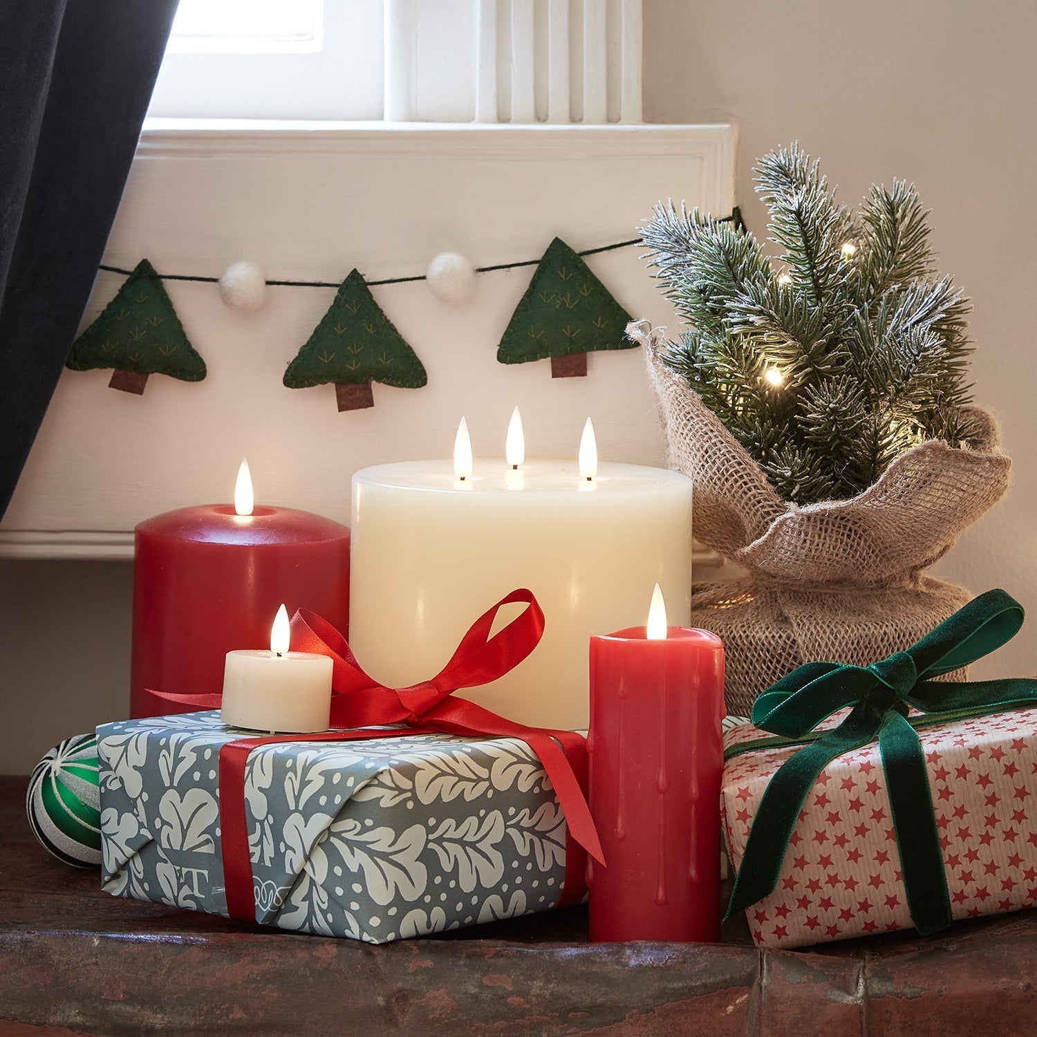 Traditional-Red-Christmas-Decorations-Candles.jpg