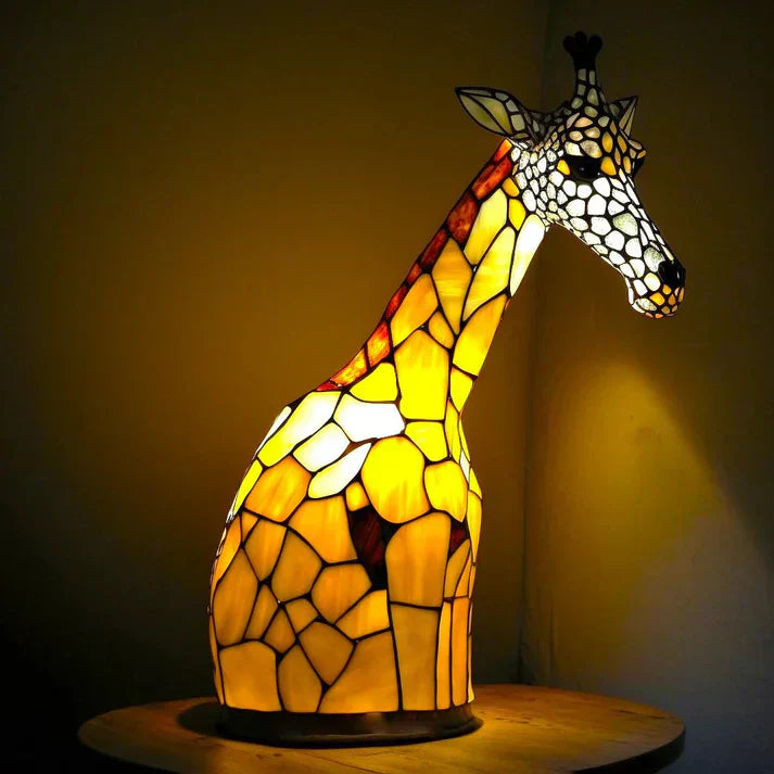 Bunte Tiffany-Giraffenlampe aus Glas, dekorative Tischleuchte, warmes Licht, Tierdesign.